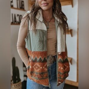 Aztec pattern Western Sherpa
Fleece Zip up Vest in Olive 🫒